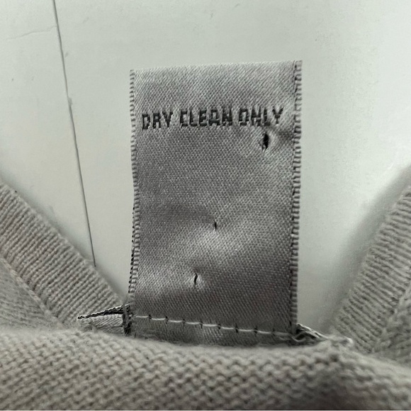 CHICO’S Women’s 100% Cashmere Pullover Sweater Sz 1-Small 8/10 Gray Flaws/Stain - Picture 8 of 13